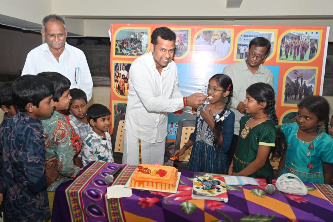 WhatsApp Image 2026-01-02 at 2.58.51 PM (1) Nellore Local News :పిల్లల భవిష్యత్తే లక్ష్యంగా విద్యా సామగ్రి పంపిణీ-జిల్లా కలెక్టర్ హిమాన్షు శుక్ల