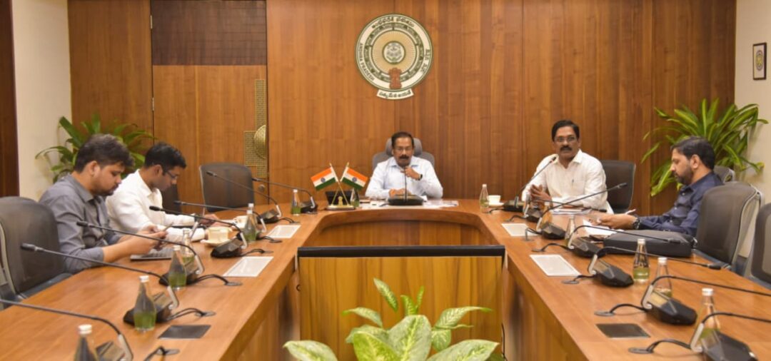 WhatsApp Image 2026-01-02 at 7.23.02 PM Amaravathi Local News :రాజముద్రతో కూడిన కొత్త పట్టాదారు పాస్పుస్తకాల పంపిణీ సక్రమంగా జరగాలి-సీఎస్ విజయానంద్