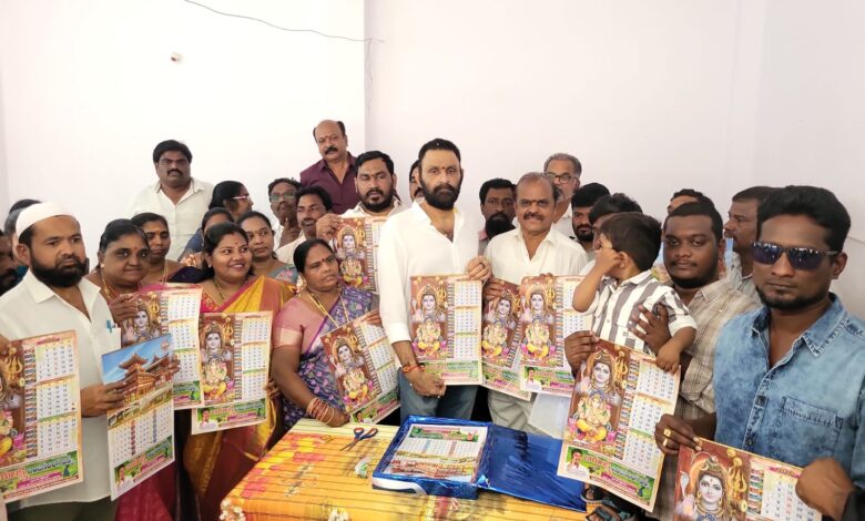 Gudivada Local News : అల్లం రామ్మోహన్ ముద్రించిన నూతన సంవత్సర క్యాలెండర్ ను గుడివాడ లో ఆవిష్కరించిన- మాజీ మంత్రి కొడాలి నాని Gudivada Local News