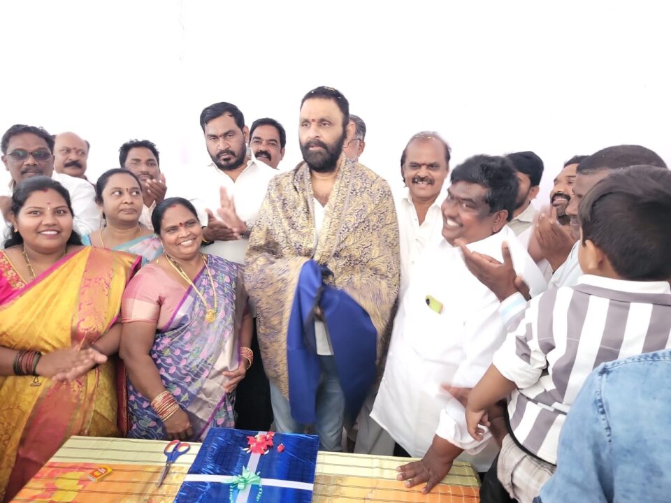 Gudivada Local News : అల్లం రామ్మోహన్ ముద్రించిన నూతన సంవత్సర క్యాలెండర్ ను గుడివాడ లో ఆవిష్కరించిన- మాజీ మంత్రి కొడాలి నాని