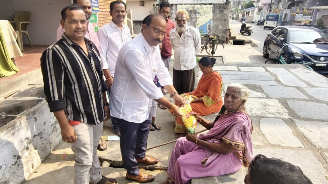 Bapatla Local News :పేదలకు వరం.. రూ.20కే రాయితీ గోధుమపిండి పంపిణీ-విన్నకోట సురేష్