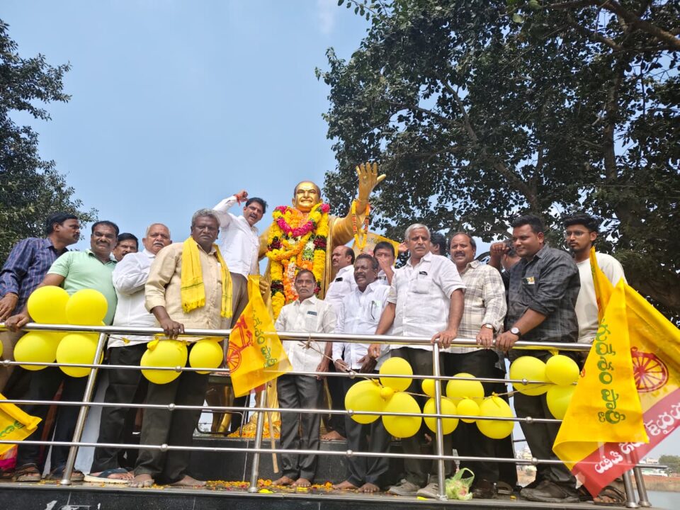 Prchuru Local News :ఎన్టీఆర్ విగ్రహానికి పూలమాలవేసి ఘనంగా నివాళులర్పించిన ఎమ్మెల్యే ఏలూరి సాంబశివరావు