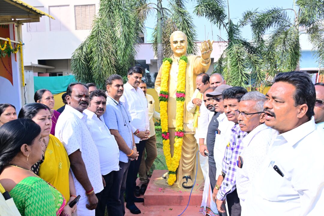 Bapatla Local News :ఎన్టీఆర్ వర్ధంతి సందర్భంగా విగ్రహానికి పూలమాలలు వేసి ఘనంగా నివాళులర్పిచిన-ఎమ్మెల్యే శ్రీ వేగేశన నరేంద్ర వర్మ రాజు