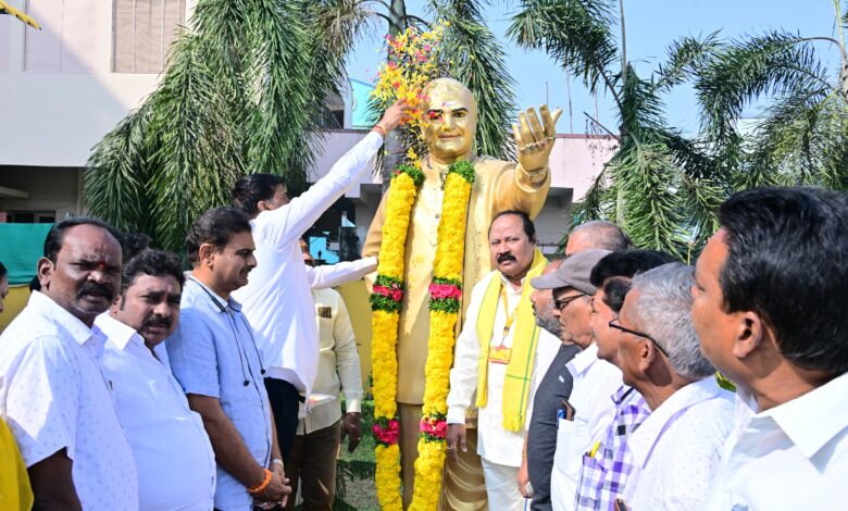 Bapatla Local News :ఎన్టీఆర్ వర్ధంతి సందర్భంగా విగ్రహానికి పూలమాలలు వేసి ఘనంగా నివాళులర్పిచిన-ఎమ్మెల్యే శ్రీ వేగేశన నరేంద్ర వర్మ రాజు Bapatla Local News