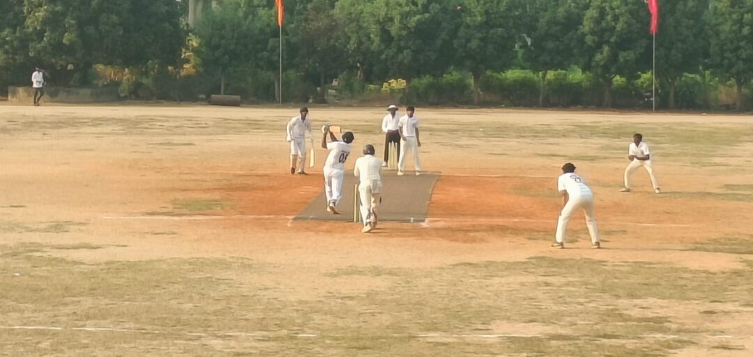 vetapalem Local News :సెయింట్‌ ఆన్స్‌ కళాశాలలో జేఎన్టీయూకే సెంట్రల్‌ జోన్‌ మెన్స్‌ క్రికెట్‌ పోటీల్లో తలపడుతున్న కళాశాల జట్లు.