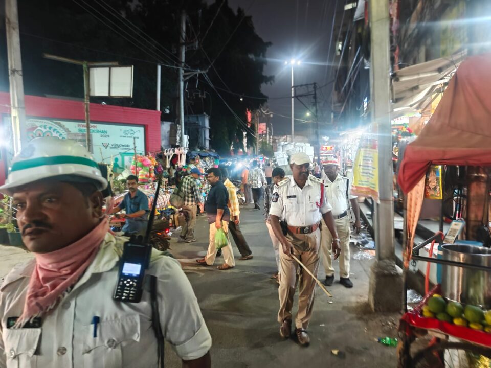 Vijayawada Local News :టాక్టికల్ అర్బనిజంలో భాగంగా అక్రమణల తొలగింపు – ఎన్‌టీఆర్ జిల్లా ట్రాఫిక్ పోలీసుల స్పెషల్ డ్రైవ్