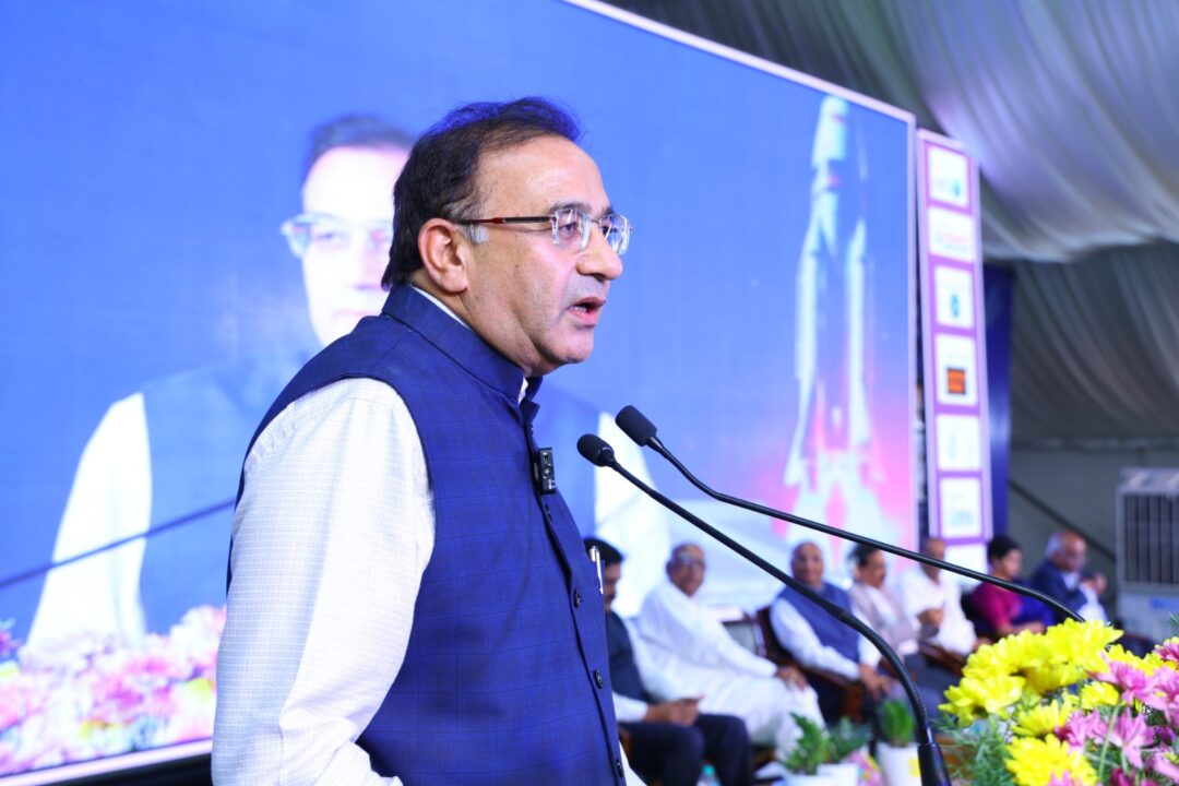 హైదరాబాద్లోని ఎన్ఆర్ఎస్సీ డైరెక్టర్ డాక్టర్ ప్రకాష్ చౌహాన్ Vignan's University :The AP Space Tech Summit–2026 commenced grandly at Vignan's University :అంతరిక్ష రంగంలో స్టార్టప్ల విప్లవం రావాలి