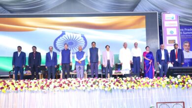 కార్యక్రమంలో పాల్గొన్న హైదరాబాద్‌లోని ఎన్‌ఆర్‌ఎస్‌సీ డైరెక్టర్‌ డాక్టర్‌ ప్రకాష్‌ చౌహాన్, ఏపీ ప్రభుత్వ ఇన్ఫ్రాస్ట్రక్చర్‌ అండ్‌ ఇన్వెస్ట్‌మెంట్స్‌ స్పెషల్‌ చీఫ్‌ సెక్రటరీ ఎం.టీ.క్రిష్ణ బాబు, విజ్ఞాన్స్‌ విద్యాసంస్థల చైర్మన్‌ డాక్టర్‌ లావు రత్తయ్య,