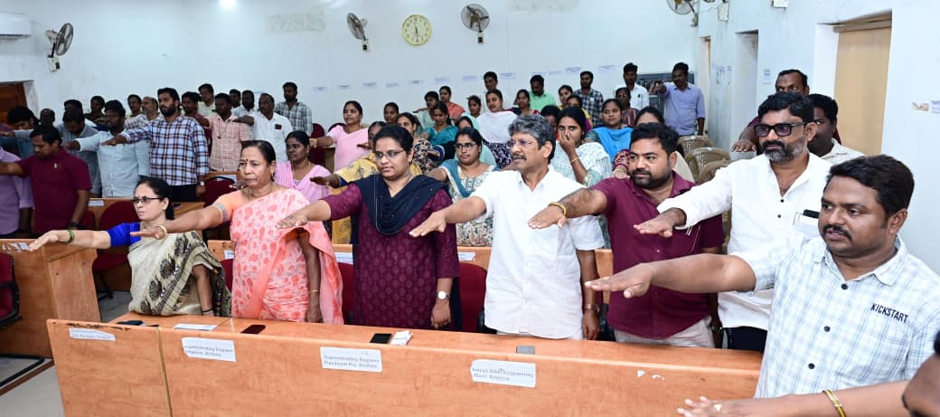 Machilipatanam Local News :జాతీయ ఓటర్ల దినోత్సవం సందర్భంగా ఉద్యోగులతో ప్రతిజ్ఞ చేయించిన జిల్లా కలెక్టర్