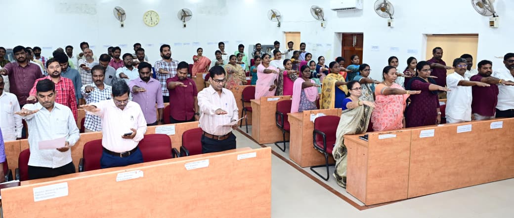 Machilipatanam Local News :జాతీయ ఓటర్ల దినోత్సవం సందర్భంగా ఉద్యోగులతో ప్రతిజ్ఞ చేయించిన జిల్లా కలెక్టర్