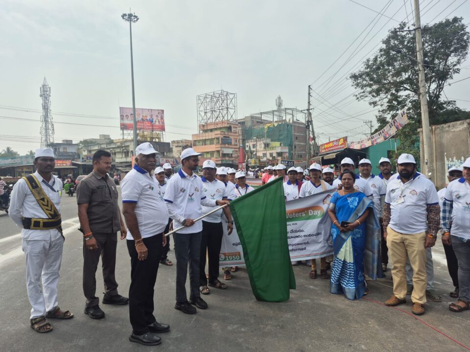Bapatla Local News :జాతీయ ఓటర్ దినోత్సవం సందర్భంగా బాపట్లలో ఘనంగా ర్యాలీ