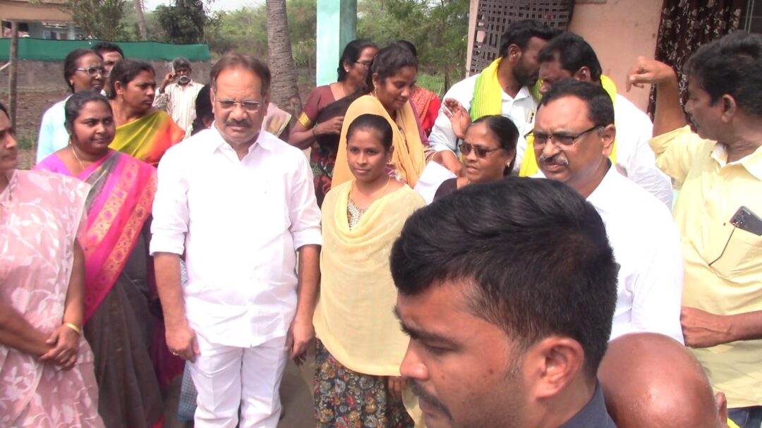 vemuru Local News :ఎన్‌టీఆర్ భరోసా పింఛన్ పంపిణీ కార్యక్రమం పల్లెకోన గ్రామంలో ఘనంగా