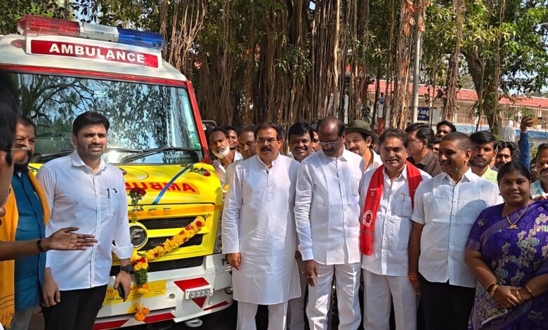 Eluru Local News :ఎంపీ నిధులు, సీఎస్ఆర్ నిధులతో ఏలూరు ప్రభుత్వాసుపత్రికి అంబులెన్స్ అందజేత Eluru Local News