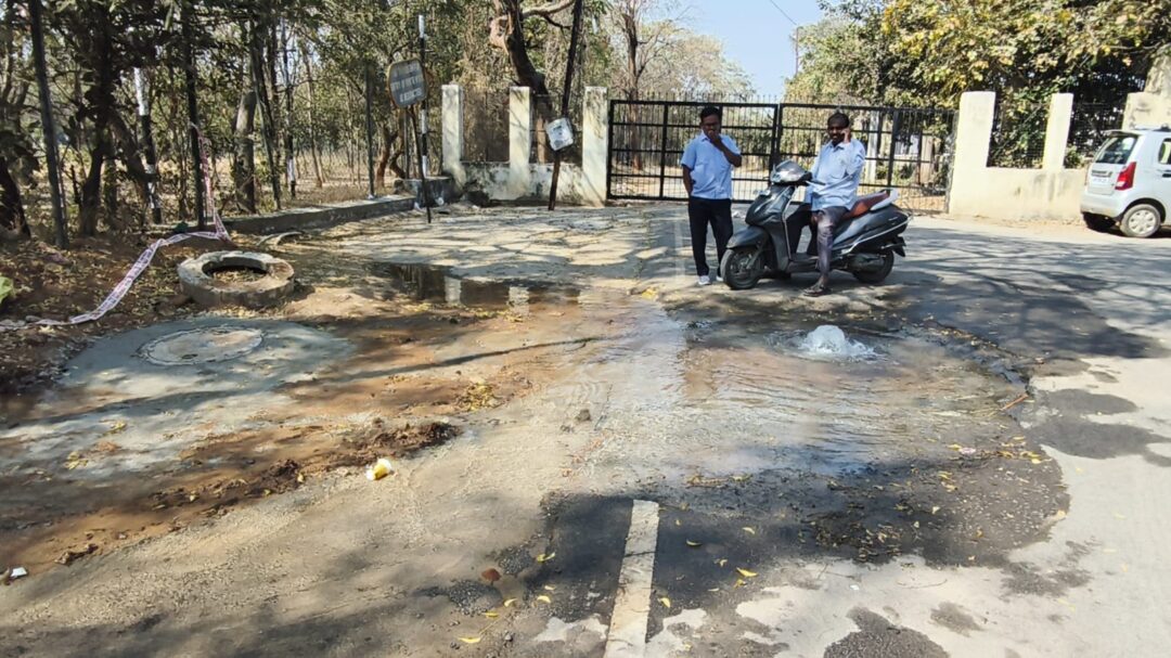 Hyderabad Local News :అంబర్‌పేట్ సీపీఎల్ జీహెచ్‌ఎంసీ రోడ్‌లో వాటర్ వర్క్స్ అధికారుల నిర్లక్ష్యం కారణంగా తాగునీరు భారీగా వృథా