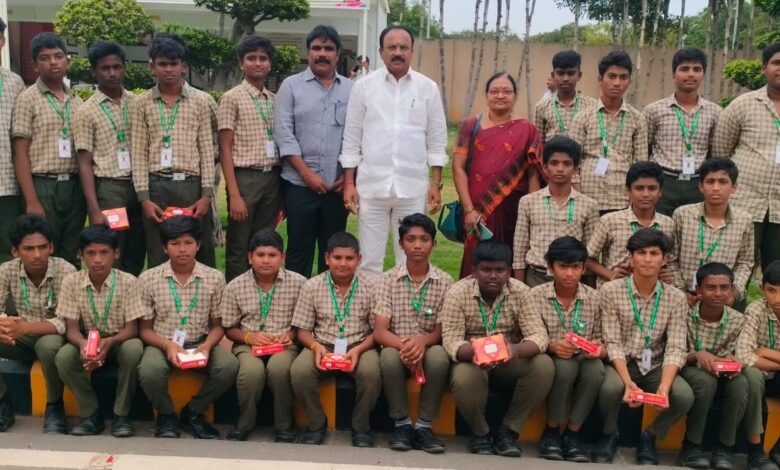 Chirala Local News :అసెంబ్లీని సందర్శించిన చీరాల విద్యార్థులు- విద్యార్థులతో ముచ్చటించిన ఎమ్మెల్యే మద్దులూరి మాలకొండయ్య Chirala Local News