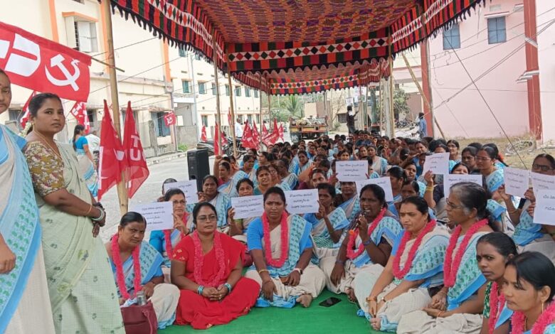 Bapatla Local News :అంగన్వాడీల హామీలు నెరవేర్చాలి-ఐసీడీఎస్ కార్యాలయం ఎదుట రిలే నిరాహార దీక్షలు Bapatla Local News