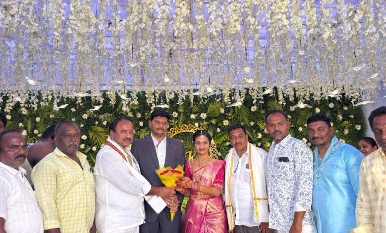 CHIRALA LOCAL NEWS:వధూవరులను ఆశీర్వదించిన ఎమ్మెల్యే మద్దులూరి మాలకొండయ్య CHIRALA LOCAL NEWS