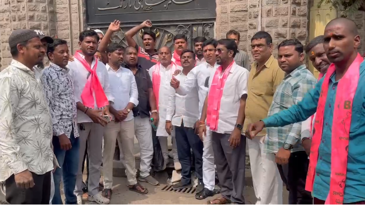 Hyderabad Local News :ఏంజే మార్కెట్ చౌరస్తాలో బీఆర్‌ఎస్ నేతల రాస్తా రోకో – ఉద్రిక్తత