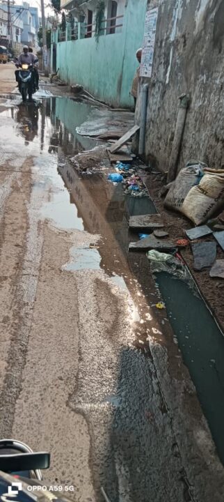 VETAPALAM NEWS:వేటపాలెంలో నరకప్రాయంగా మారిన ఓరుగంటి రెడ్డి వీధిరోడ్డుపైనే ప్రవహిస్తున్న మురుగునీరు VETAPALAM NEWS:వేటపాలెంలో నరకప్రాయంగా మారిన ఓరుగంటి రెడ్డి వీధిరోడ్డుపైనే ప్రవహిస్తున్న మురుగునీరు