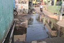 వేటపాలెం, బాపట్ల జిల్లా: బాపట్ల జిల్లా వేటపాలెంలోని ఓరుగంటి రెడ్డి వీధి ప్రస్తుతం దుర్వాసనతో, మురుగునీటితో నిండిపోయి స్థానికులకు నరకాన్ని చూపిస్తోంది. డ్రైనేజీ కాలువల్లో చెత్తాచెదారం పేరుకుపోవడంతో, మురుగునీరు సాఫీగా సాగక రోడ్డుపైకి పొంగిపొర్లుతోంది. ముఖ్యంగా స్థానిక రాములవారి దేవాలయం ముందు మురుగునీరు నిలిచిపోవడం భక్తుల మనోభావాలను దెబ్బతీస్తోంది. స్కూలు పిల్లల ఆరోగ్యానికి ముప్పు ఈ వీధిలోనే ఓఆర్ఎస్ స్కూల్ ఉండటంతో విద్యార్థుల పరిస్థితి దయనీయంగా మారింది. విష జ్వరాల భయం: రోడ్డుపై నిలిచిన మురుగునీటి వల్ల ఈగలు, దోమలు విపరీతంగా పెరిగిపోయాయి. దీనివల్ల చిన్నపిల్లలకు విష జ్వరాలు, ఇతర అంటువ్యాధులు సోకుతాయని తల్లిదండ్రులు తీవ్ర ఆందోళన వ్యక్తం చేస్తున్నారు. స్కూలుకు పంపాలంటే భయం: దుర్వాసన భరించలేక, అనారోగ్యం బారిన పడతామనే భయంతో పిల్లలను పాఠశాలకు పంపడానికి తల్లిదండ్రులు వెనుకాడుతున్నారు. "ఇక్కడ ఆరుబయట కూర్చోవాలంటేనే భయమేస్తోంది. మురుగునీటి వల్ల వచ్చే రోగాలతో మా పిల్లల ఆరోగ్యం ఏమవుతుందోనని ఆందోళనగా ఉంది." - స్థానిక నివాసి అధికారుల నిర్లక్ష్యంపై ఆగ్రహం ఈ సమస్యపై పంచాయతీ కార్యాలయంలో పలుమార్లు ఫిర్యాదు చేసినా, సానిటరీ అధికారులు కనీసం పట్టించుకోవడం లేదని స్థానికులు మండిపడుతున్నారు. మురుగు కాలువలు శుభ్రం చేయడంలో అధికారులు ప్రదర్శిస్తున్న నిర్లక్ష్యం వల్లనే నేడు ఈ దుస్థితి దాపురించిందని వారు ఆగ్రహం వ్యక్తం చేస్తున్నారు. తక్షణ చర్యలకు డిమాండ్ ఇకనైనా సంబంధిత ఉన్నతాధికారులు స్పందించి, వెంటనే డ్రైనేజీని శుభ్రం చేయించాలని గ్రామస్తులు కోరుతున్నారు. భవిష్యత్తులో ఇలాంటి పరిస్థితులు పునరావృతం కాకుండా శాశ్వత పరిష్కారం చూపాలని, విద్యార్థులు మరియు భక్తుల ఆరోగ్యాన్ని కాపాడాలని డిమాండ్ చేస్తున్నారు.