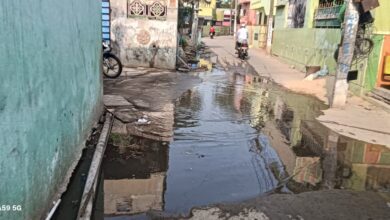 వేటపాలెం, బాపట్ల జిల్లా: బాపట్ల జిల్లా వేటపాలెంలోని ఓరుగంటి రెడ్డి వీధి ప్రస్తుతం దుర్వాసనతో, మురుగునీటితో నిండిపోయి స్థానికులకు నరకాన్ని చూపిస్తోంది. డ్రైనేజీ కాలువల్లో చెత్తాచెదారం పేరుకుపోవడంతో, మురుగునీరు సాఫీగా సాగక రోడ్డుపైకి పొంగిపొర్లుతోంది. ముఖ్యంగా స్థానిక రాములవారి దేవాలయం ముందు మురుగునీరు నిలిచిపోవడం భక్తుల మనోభావాలను దెబ్బతీస్తోంది. స్కూలు పిల్లల ఆరోగ్యానికి ముప్పు ఈ వీధిలోనే ఓఆర్ఎస్ స్కూల్ ఉండటంతో విద్యార్థుల పరిస్థితి దయనీయంగా మారింది. విష జ్వరాల భయం: రోడ్డుపై నిలిచిన మురుగునీటి వల్ల ఈగలు, దోమలు విపరీతంగా పెరిగిపోయాయి. దీనివల్ల చిన్నపిల్లలకు విష జ్వరాలు, ఇతర అంటువ్యాధులు సోకుతాయని తల్లిదండ్రులు తీవ్ర ఆందోళన వ్యక్తం చేస్తున్నారు. స్కూలుకు పంపాలంటే భయం: దుర్వాసన భరించలేక, అనారోగ్యం బారిన పడతామనే భయంతో పిల్లలను పాఠశాలకు పంపడానికి తల్లిదండ్రులు వెనుకాడుతున్నారు. "ఇక్కడ ఆరుబయట కూర్చోవాలంటేనే భయమేస్తోంది. మురుగునీటి వల్ల వచ్చే రోగాలతో మా పిల్లల ఆరోగ్యం ఏమవుతుందోనని ఆందోళనగా ఉంది." - స్థానిక నివాసి అధికారుల నిర్లక్ష్యంపై ఆగ్రహం ఈ సమస్యపై పంచాయతీ కార్యాలయంలో పలుమార్లు ఫిర్యాదు చేసినా, సానిటరీ అధికారులు కనీసం పట్టించుకోవడం లేదని స్థానికులు మండిపడుతున్నారు. మురుగు కాలువలు శుభ్రం చేయడంలో అధికారులు ప్రదర్శిస్తున్న నిర్లక్ష్యం వల్లనే నేడు ఈ దుస్థితి దాపురించిందని వారు ఆగ్రహం వ్యక్తం చేస్తున్నారు. తక్షణ చర్యలకు డిమాండ్ ఇకనైనా సంబంధిత ఉన్నతాధికారులు స్పందించి, వెంటనే డ్రైనేజీని శుభ్రం చేయించాలని గ్రామస్తులు కోరుతున్నారు. భవిష్యత్తులో ఇలాంటి పరిస్థితులు పునరావృతం కాకుండా శాశ్వత పరిష్కారం చూపాలని, విద్యార్థులు మరియు భక్తుల ఆరోగ్యాన్ని కాపాడాలని డిమాండ్ చేస్తున్నారు.