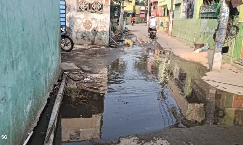 VETAPALAM NEWS:వేటపాలెంలో నరకప్రాయంగా మారిన ఓరుగంటి రెడ్డి వీధిరోడ్డుపైనే ప్రవహిస్తున్న మురుగునీరు వేటపాలెం, బాపట్ల జిల్లా: బాపట్ల జిల్లా వేటపాలెంలోని ఓరుగంటి రెడ్డి వీధి ప్రస్తుతం దుర్వాసనతో, మురుగునీటితో నిండిపోయి స్థానికులకు నరకాన్ని చూపిస్తోంది. డ్రైనేజీ కాలువల్లో చెత్తాచెదారం పేరుకుపోవడంతో, మురుగునీరు సాఫీగా సాగక రోడ్డుపైకి పొంగిపొర్లుతోంది. ముఖ్యంగా స్థానిక రాములవారి దేవాలయం ముందు మురుగునీరు నిలిచిపోవడం భక్తుల మనోభావాలను దెబ్బతీస్తోంది. స్కూలు పిల్లల ఆరోగ్యానికి ముప్పు ఈ వీధిలోనే ఓఆర్ఎస్ స్కూల్ ఉండటంతో విద్యార్థుల పరిస్థితి దయనీయంగా మారింది. విష జ్వరాల భయం: రోడ్డుపై నిలిచిన మురుగునీటి వల్ల ఈగలు, దోమలు విపరీతంగా పెరిగిపోయాయి. దీనివల్ల చిన్నపిల్లలకు విష జ్వరాలు, ఇతర అంటువ్యాధులు సోకుతాయని తల్లిదండ్రులు తీవ్ర ఆందోళన వ్యక్తం చేస్తున్నారు. స్కూలుకు పంపాలంటే భయం: దుర్వాసన భరించలేక, అనారోగ్యం బారిన పడతామనే భయంతో పిల్లలను పాఠశాలకు పంపడానికి తల్లిదండ్రులు వెనుకాడుతున్నారు. "ఇక్కడ ఆరుబయట కూర్చోవాలంటేనే భయమేస్తోంది. మురుగునీటి వల్ల వచ్చే రోగాలతో మా పిల్లల ఆరోగ్యం ఏమవుతుందోనని ఆందోళనగా ఉంది." - స్థానిక నివాసి అధికారుల నిర్లక్ష్యంపై ఆగ్రహం ఈ సమస్యపై పంచాయతీ కార్యాలయంలో పలుమార్లు ఫిర్యాదు చేసినా, సానిటరీ అధికారులు కనీసం పట్టించుకోవడం లేదని స్థానికులు మండిపడుతున్నారు. మురుగు కాలువలు శుభ్రం చేయడంలో అధికారులు ప్రదర్శిస్తున్న నిర్లక్ష్యం వల్లనే నేడు ఈ దుస్థితి దాపురించిందని వారు ఆగ్రహం వ్యక్తం చేస్తున్నారు. తక్షణ చర్యలకు డిమాండ్ ఇకనైనా సంబంధిత ఉన్నతాధికారులు స్పందించి, వెంటనే డ్రైనేజీని శుభ్రం చేయించాలని గ్రామస్తులు కోరుతున్నారు. భవిష్యత్తులో ఇలాంటి పరిస్థితులు పునరావృతం కాకుండా శాశ్వత పరిష్కారం చూపాలని, విద్యార్థులు మరియు భక్తుల ఆరోగ్యాన్ని కాపాడాలని డిమాండ్ చేస్తున్నారు.