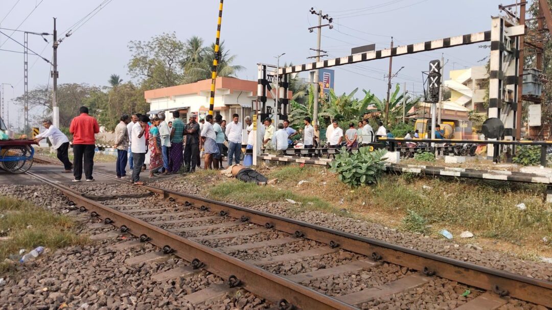 TENALI NEWS:తెనాలిలో ఘోర రైలు ప్రమాదం-పట్టాలు దాటుతుండగా వ్యక్తి దుర్మరణం
