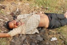 గుంటూరు జిల్లా తెనాలిలో ఆదివారం ఉదయం తీవ్ర విషాదం చోటు చేసుకుంది. పినపాడులోని మద్రాస్ రైల్వే గేట్ సమీపంలో జరిగిన రైలు ప్రమాదంలో ఒక వ్యక్తి అక్కడికక్కడే ప్రాణాలు కోల్పోయారు. ఘటన వివరాలు: పినపాడుకు చెందిన కరేటి సురేష్ (45) ఈ రోజు ఉదయం తన నివాసం నుండి పిల్లల కోసం టిఫిన్ తీసుకువచ్చేందుకు బయలుదేరారు. ఈ క్రమంలో మద్రాస్ రైల్వే ట్రాక్ దాటుతుండగా, ఒకే సమయంలో రెండు రైళ్లు ఎదురుపడ్డాయి. తప్పని ప్రమాదం: మూడో నెంబర్ ట్రాక్ పై వస్తున్న రైలును గమనించిన సురేష్, దాని నుంచి తప్పించుకునే ప్రయత్నంలో ముందుకు వెళ్లారు. దుర్మరణం: దురదృష్టవశాత్తు అదే సమయంలో ఒకటో నెంబర్ ట్రాక్ పై వేగంగా వస్తున్న మరో రైలు సురేష్‌ను బలంగా ఢీకొట్టింది. తీవ్ర గాయాలు: ఈ ప్రమాదంలో సురేష్ తలకు తీవ్ర గాయాలు కావడంతో ఆయన ఘటనా స్థలంలోనే మృతి చెందారు. విషాదంలో కుటుంబం: ప్రమాద విషయం తెలియగానే స్థానికులు పెద్ద సంఖ్యలో అక్కడికి చేరుకున్నారు. మృతుడు సురేష్‌కు భార్య, పిల్లలు ఉన్నారు. టిఫిన్ కోసం వెళ్లిన తండ్రి విగతజీవిగా మారడంతో కుటుంబ సభ్యుల రోదనలు మిన్నంటాయి. సమాచారం అందుకున్న రైల్వే పోలీసులు కేసు నమోదు చేసుకుని దర్యాప్తు చేస్తున్నారు. గమనిక: రైల్వే ట్రాక్‌లు దాటేటప్పుడు ప్రజలు అప్రమత్తంగా ఉండాలని, గేట్లు ఉన్న ప్రాంతాల్లో జాగ్రత్తలు పాటించాలని అధికారులు కోరుతున్నారు.