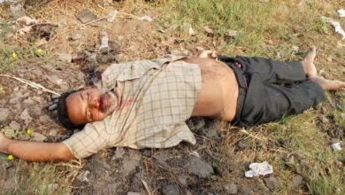 గుంటూరు జిల్లా తెనాలిలో ఆదివారం ఉదయం తీవ్ర విషాదం చోటు చేసుకుంది. పినపాడులోని మద్రాస్ రైల్వే గేట్ సమీపంలో జరిగిన రైలు ప్రమాదంలో ఒక వ్యక్తి అక్కడికక్కడే ప్రాణాలు కోల్పోయారు. ఘటన వివరాలు: పినపాడుకు చెందిన కరేటి సురేష్ (45) ఈ రోజు ఉదయం తన నివాసం నుండి పిల్లల కోసం టిఫిన్ తీసుకువచ్చేందుకు బయలుదేరారు. ఈ క్రమంలో మద్రాస్ రైల్వే ట్రాక్ దాటుతుండగా, ఒకే సమయంలో రెండు రైళ్లు ఎదురుపడ్డాయి. తప్పని ప్రమాదం: మూడో నెంబర్ ట్రాక్ పై వస్తున్న రైలును గమనించిన సురేష్, దాని నుంచి తప్పించుకునే ప్రయత్నంలో ముందుకు వెళ్లారు. దుర్మరణం: దురదృష్టవశాత్తు అదే సమయంలో ఒకటో నెంబర్ ట్రాక్ పై వేగంగా వస్తున్న మరో రైలు సురేష్‌ను బలంగా ఢీకొట్టింది. తీవ్ర గాయాలు: ఈ ప్రమాదంలో సురేష్ తలకు తీవ్ర గాయాలు కావడంతో ఆయన ఘటనా స్థలంలోనే మృతి చెందారు. విషాదంలో కుటుంబం: ప్రమాద విషయం తెలియగానే స్థానికులు పెద్ద సంఖ్యలో అక్కడికి చేరుకున్నారు. మృతుడు సురేష్‌కు భార్య, పిల్లలు ఉన్నారు. టిఫిన్ కోసం వెళ్లిన తండ్రి విగతజీవిగా మారడంతో కుటుంబ సభ్యుల రోదనలు మిన్నంటాయి. సమాచారం అందుకున్న రైల్వే పోలీసులు కేసు నమోదు చేసుకుని దర్యాప్తు చేస్తున్నారు. గమనిక: రైల్వే ట్రాక్‌లు దాటేటప్పుడు ప్రజలు అప్రమత్తంగా ఉండాలని, గేట్లు ఉన్న ప్రాంతాల్లో జాగ్రత్తలు పాటించాలని అధికారులు కోరుతున్నారు.