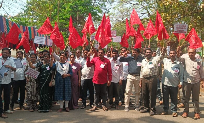 ELURU LOCAL NEWS:ఉపాధ్యాయుల పెండింగ్ బకాయిలు వెంటనే విడుదల చేయాలి: ఏపీటీఎఫ్ డిమాండ్ ELURU LOCAL NEWS