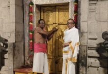 తెనాలి: కేతుగ్రస్త గ్రస్తోదయ సంపూర్ణ చంద్రగ్రహణం నేపథ్యంలో, తెనాలిలోని ప్రసిద్ధ పుణ్యక్షేత్రమైన శ్రీ లక్ష్మీ పద్మావతి సమేత శ్రీ వెంకటేశ్వర స్వామి వారి (వైకుంఠపురం) దేవస్థానాన్ని మంగళవారం మూసివేశారు. నేడు నిలిపివేసిన సేవలు: గ్రహణ కాలం ప్రారంభం కానున్న నేపథ్యంలో, మంగళవారం తెల్లవారుజామునే స్వామివారికి విశేష పూజా కార్యక్రమాలను అర్చకులు నిర్వహించారు. అనంతరం స్వామివారికి మహా నివేదన సమర్పించి, ఆలయ తీర్మానం ప్రకారం గర్భాలయ ద్వారాలను మూసివేశారు. ఈ రోజు ఆలయంలో జరగాల్సిన నిత్య కళ్యాణం రద్దు చేయబడింది. భక్తులకు అందించే అన్నప్రసాద వితరణ కార్యక్రమాన్ని కూడా నిలిపివేస్తున్నట్లు ఆలయ అర్చకులు ప్రకటించారు. రేపటి వివరాలు: గ్రహణ మొక్షం అనంతరం బుధవారం ఉదయం ఆలయాన్ని పునఃప్రారంభించనున్నారు. ఉదయం 6:00 గంటలకు: ఆలయ ద్వారాలు తెరిచి, సంప్రోక్షణ మరియు శుద్ధి కార్యక్రమాలు నిర్వహిస్తారు. విశేష అభిషేకాలు: శుద్ధి అనంతరం స్వామివారికి శాస్త్రోక్తంగా విశేష అభిషేకాలు జరిపిస్తారు. దర్శన సమయం: ఉదయం 8:30 గంటల నుండి భక్తులను సర్వదర్శనానికి అనుమతించనున్నట్లు ఆలయ వర్గాలు వెల్లడించాయి. భక్తులు ఈ మార్పును గమనించి సహకరించాలని అర్చక స్వాములు కోరారు.