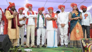 - 20 వేల మందితో పోటెత్తిన మున్నంగి స్కూల్ గ్రౌండ్ - బంజారాలకు రాజకీయ ప్రాతినిధ్యం కల్పించాలి: రాష్ట్ర అధ్యక్షుడు బానోత్ చక్రి నాయక్ గుంటూరు, మార్చి 3: గుంటూరు నగరంలోని హౌసింగ్ బోర్డ్ కాలనీ, మున్నంగి స్కూల్ గ్రౌండ్ బంజారాల జనసంద్రాన్ని తలపించింది. ఆల్ ఇండియా బంజారా సేవా సంఘం గుంటూరు జిల్లా కమిటీ ఆధ్వర్యంలో మంగళవారం నిర్వహించిన హోలీ మహోత్సవం అత్యంత వైభవంగా, సంప్రదాయబద్ధంగా జరిగింది. ఈ వేడుకలకు రాష్ట్రవ్యాప్తంగా దాదాపు 20,000 మంది బంజారాలు హాజరై, తమ ఆచార వ్యవహారాలతో హోలీ సంబరాలను జరుపుకున్నారు. ప్రముఖుల సమక్షంలో వేడుకలు ఈ కార్యక్రమంలో కేవలం సామాన్య ప్రజలే కాకుండా, బంజారా కమ్యూనిటీకి చెందిన అనేకమంది ఐఏఎస్ (IAS), ఐపీఎస్ (IPS), ఐఎఫ్‌ఎస్ (IFS), గ్రూప్ అధికారులు, వివిధ శాఖల ఉద్యోగులు, సంఘ నాయకులు, యువత మరియు మహిళలు పెద్ద ఎత్తున పాల్గొన్నారు. విద్యావంతులు, ఉన్నతాధికారులు ఒకే వేదికపైకి వచ్చి తమ సామాజిక ఐక్యతను చాటారు. రాజకీయ ప్రాతినిధ్యం లేక వెనుకబాటు ఈ సందర్భంగా ఆల్ ఇండియా బంజారా సేవా సంఘం రాష్ట్ర అధ్యక్షుడు బానోత్ చక్రి నాయక్ మాట్లాడుతూ ఆవేదన వ్యక్తం చేశారు. "దేశానికి స్వాతంత్ర్యం వచ్చి 78 ఏళ్లు గడిచినా, ఆంధ్రప్రదేశ్‌లో 15 లక్షల మంది ఉన్న బంజారాల స్థితిగతులు మారలేదు. కనీసం ఒక్క ఎమ్మెల్యే, ఎంపీ లేదా ఎమ్మెల్సీ పదవి కూడా మన కమ్యూనిటీకి లేకపోవడం దురదృష్టకరం. ప్రాతినిధ్యం లేకపోవడం వల్లే మన సమస్యలు ప్రభుత్వం దృష్టికి వెళ్లడం లేదు," అని ఆయన పేర్కొన్నారు. త్వరలోనే ముఖ్యమంత్రి నారా చంద్రబాబు నాయుడు, ఉప ముఖ్యమంత్రి పవన్ కళ్యాణ్‌లను కలిసి సమస్యలపై వినతిపత్రం అందజేస్తామని తెలిపారు. బంజారా సమాజం ప్రధాన డిమాండ్లు: సభలో బంజారాల సంక్షేమం కోసం ప్రభుత్వం ముందు పలు డిమాండ్లను ఉంచారు: మౌలిక సదుపాయాలు: ప్రతి తండాకు బీటీ రోడ్లు, సిసి రోడ్లు, త్రాగునీరు మరియు సెల్ టవర్లు ఏర్పాటు చేయాలి. సేవాలాల్ జయంతి: ఫిబ్రవరి 15న సేవాలాల్ మహారాజ్ జయంతిని ప్రభుత్వ సెలవుగా ప్రకటించి, సేవాఘడ్ కార్యక్రమాలకు రూ. 1 కోటి నిధులు కేటాయించాలి. భూ సమస్యలు: సాగు చేసుకుంటున్న బంజరు భూములకు పట్టాలు మంజూరు చేయాలి. ఆస్తుల రక్షణ: వేల కోట్ల విలువైన హథిరామ్ జీ మఠం ఆస్తులను ప్రభుత్వం పరిరక్షించాలి. ఉద్యోగ ఉపాధి: బ్యాక్‌లాగ్ పోస్టులను భర్తీ చేయాలి. యువతకు స్వయం ఉపాధి కోసం బ్యాంకు రుణాల ద్వారా ఆర్థిక సహాయం అందించాలి. పదోన్నతులు: ఎస్టీ ఉద్యోగులకు కాన్సిక్వెన్షియల్ సీనియారిటీ ప్రకారం ప్రమోషన్లు కల్పించాలి. నివాసం: అర్హులైన ప్రతి బంజారా కుటుంబానికి పక్కా గృహాలు మంజూరు చేయాలి. పాల్గొన్న ప్రముఖులు ఈ కార్యక్రమంలో బానోత్ చక్రి నాయక్ తో పాటు, జాటోత్ రాంబాబు, విష్ణుమూర్తి చౌహన్ నాయక్, డాక్టర్ లక్ష్మ నాయక్, డాక్టర్ బాలాజీ నాయక్, సేవాఘడ్ ధర్మాధికారి మహారాజ్, పి.ఎల్. రవీంద్ర నాయక్, డాక్టర్ హరి జవహర్ లాల్ (IAS), బాలాజీ నాయక్ (ఆయిల్ ఫెడ్ ఎండీ), ఎన్. శివరాం ప్రసాద్ (ట్రాన్స్‌పోర్ట్ జాయింట్ కమిషనర్) మరియు అనేకమంది సంఘ ప్రతినిధులు, అధికారులు పాల్గొన్నారు.