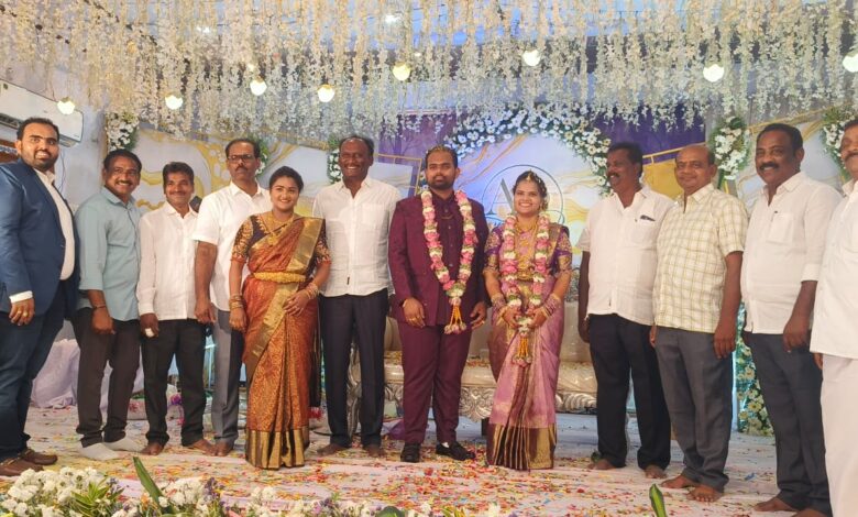 IPATAM NEWS:నూతన వధూవరులను ఆశీర్వదించిన మాజీ ఎమ్మెల్యే ఆమంచి కృష్ణమోహన్ IPATAM NEWS