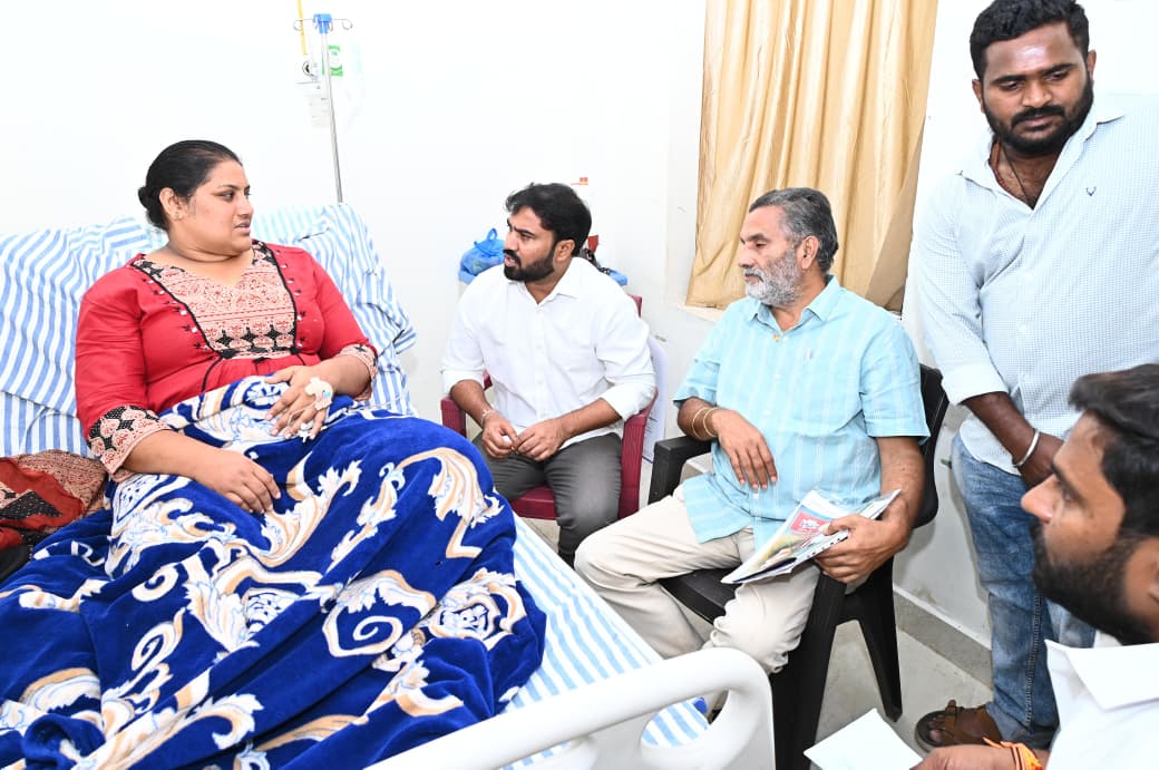 VIJAYAWADA LOCAL NEWS:అంతర్జాతీయ పవర్ లిఫ్టర్ చంద్రికకు అండగా శాప్.. రూ.1 లక్ష ఆర్థిక సాయం అందజేసిన చైర్మన్ రవినాయుడు